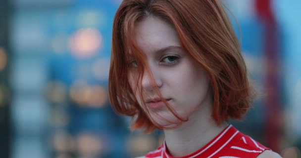 Досить Руде Волосся Молода Дівчина Тисячоліття Дивиться Камеру Посміхається Міським — стокове відео