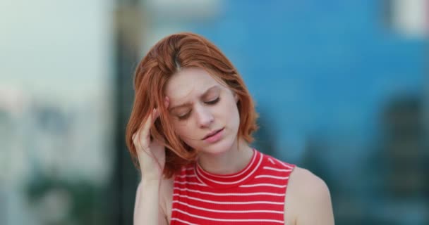 Træt Ung Rødhåret Kvinde Føler Hovedpine Udenfor Tænker Dybt – Stock-video