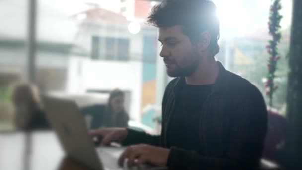 Tänksam Ung Företagare Som Arbetar Distans Kafé Framför Bärbar Dator — Stockvideo