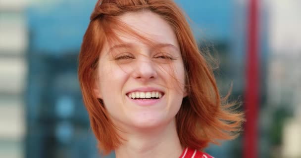 Porträtt Leende Och Skrattande Ung Rödhårig Kvinna Utanför — Stockvideo