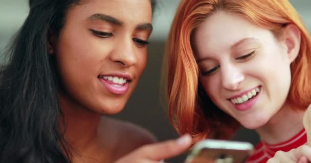 Deux Filles Multiculturelles Regardant Écran Téléphone Portable Ethniquement Diverses Jeunes — Video