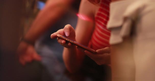 Rudowłosa Młoda Kobieta Pokazuje Ekran Telefonu Komórkowego Przyjaciółce Nocy Szczery — Wideo stockowe
