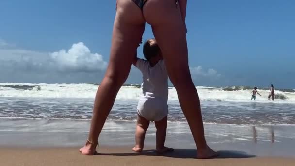 Bambino Carino Spiaggia Prima Volta Madre Bambino Dita Dei Piedi — Video Stock