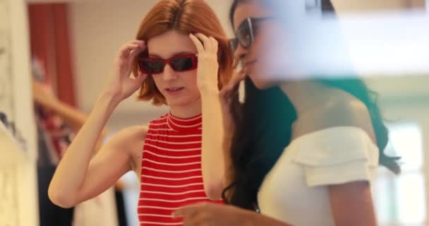 Amigos Comprando Óculos Sol Candid Casual Multi Ehtnic Namoradas Tentando — Vídeo de Stock