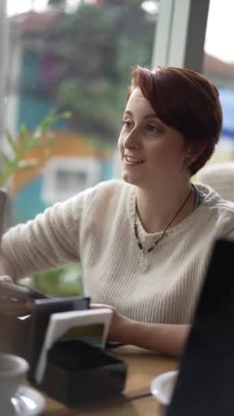 Mujer Joven Pelirroja Hablando Cafetería Chica Cándida Conversación Sonriendo Interacción — Vídeos de Stock
