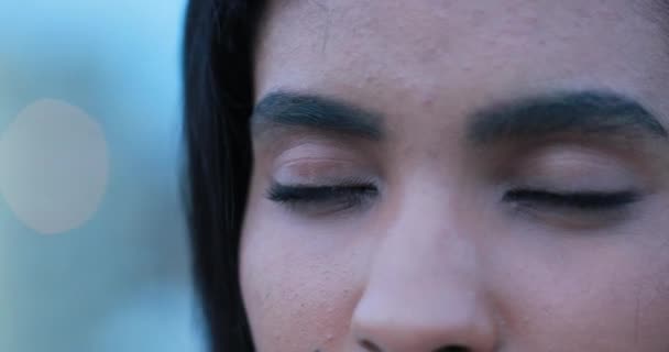 Consciente Joven Mujer Africana Meditando Pensando Abriendo Los Ojos Mirando — Vídeos de Stock