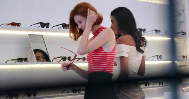 Mujeres Comprando Gafas Sol — Vídeo de stock