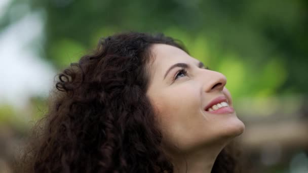 Jeune Femme Pleine Espoir Qui Regarde Ciel Avec Foi Heureux — Video