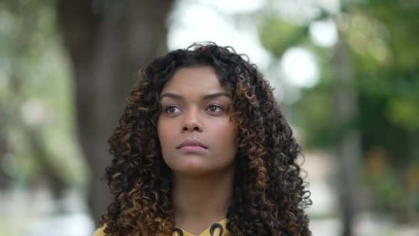 Pensive Afro Américaine Marchant Extérieur Contemplation Portrait Visage Une Jeune — Video