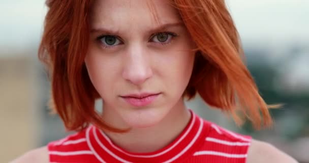 略带震惊地凝视着相机的红头发年轻女子的画像 — 图库视频影像