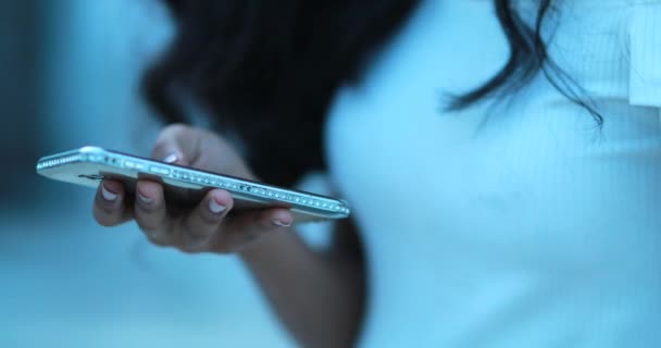 Молода Чорна Приваблива Африканка Тримає Мобільний Телефон Переглядаючи Електронні Листи — стокове відео
