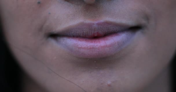 소녀의 클로즈업합니다 아프리카 미국인젊은 입술을 — 비디오