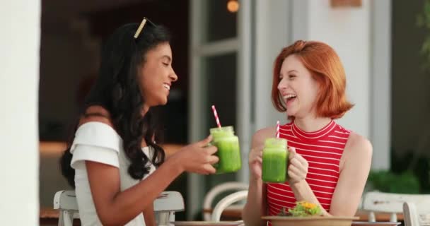 Δύο Όμορφα Πολυεθνικά Κορίτσια Γελούσαν Και Χαμογελούσαν Πίνοντας Υγιεινά Πράσινα — Αρχείο Βίντεο