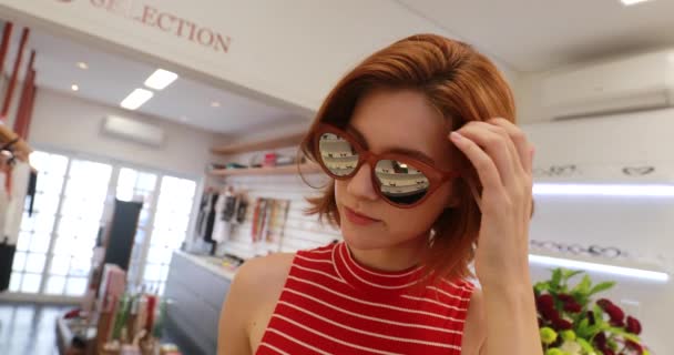 Elegante Chica Compras Probándose Gafas Sol — Vídeos de Stock