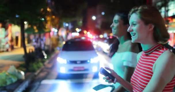 Duas Mulheres Jovens Multirraciais Caminhando Juntas Cidade Noite — Vídeo de Stock