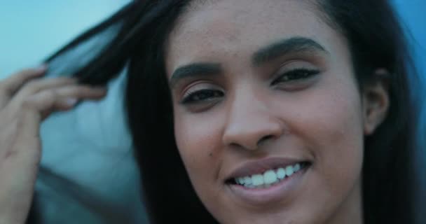 Jovem Negra Mulher Africana Retrato Fora Sorrindo Para Câmera — Vídeo de Stock