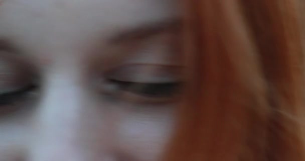 Close Mulher Ruiva Rosto Fechar Olhos Contemplação — Vídeo de Stock