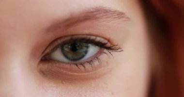 Kız gözlerinin açılışı.