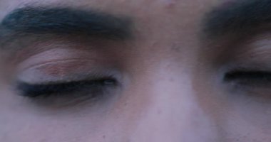 Gözleri kapalı, meditasyon yapan Afrikalı Amerikalı kadın.