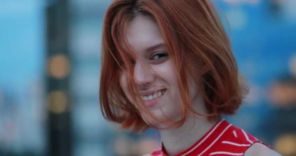 Millennial Girl Starrt Die Kamera Und Lächelt Mit Der Stadt — Stockvideo