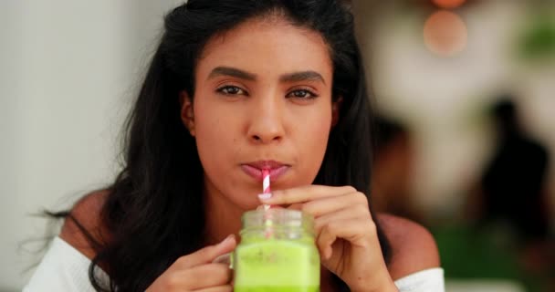 Menina Preta Bonita Beber Suco Verde Saudável Retrato Diversas Mulheres — Vídeo de Stock