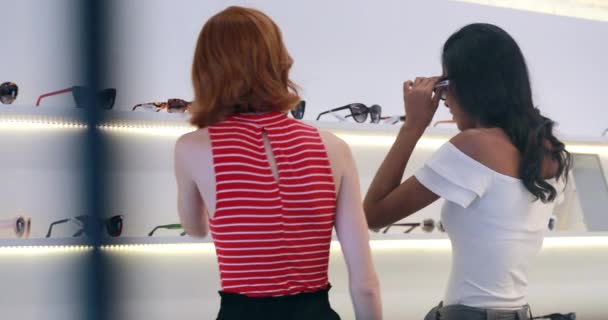 Jovens Mulheres Multirraciais Comprando Sunwear Loja Sincero Visto Através Janela — Vídeo de Stock