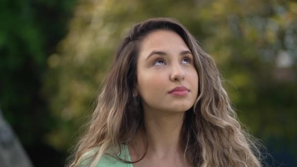 Uma Jovem Hispânica Esperançosa Olhando Para Céu Com Pessoa Feminina — Vídeo de Stock