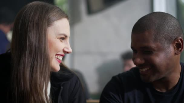 Pasangan Romantis Yang Beragam Tertawa Dan Tersenyum Seorang Pria Kulit — Stok Video