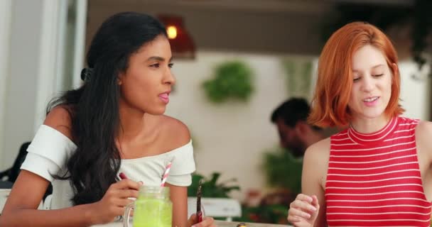 Divers Amis Féminins Mangeant Ensemble Repas — Video