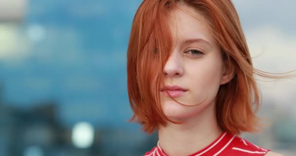 Портрет Молодой Женщины Регулирующей Волосы Снаружи Рыжая Девушка Улице — стоковое видео