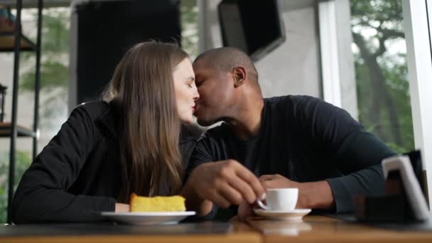 Счастливая Пара Целуется Кофейне Концепция Многообразия Поцелуев Двух Людей Женщина — стоковое видео