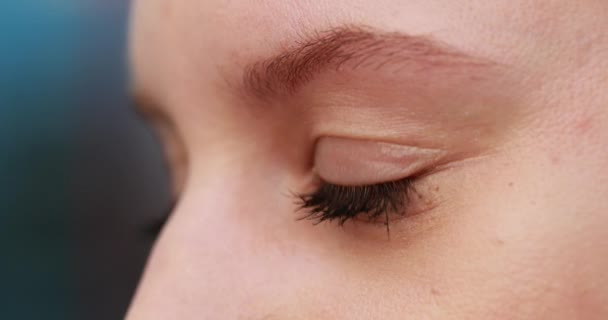 Mujer Abriendo Los Ojos Mirando Horizonte — Vídeo de stock