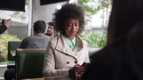 Jedna Młoda Czarna Kobieta Używająca Komórki Kawiarni Afroamerykanka Patrzy Smartfona — Wideo stockowe