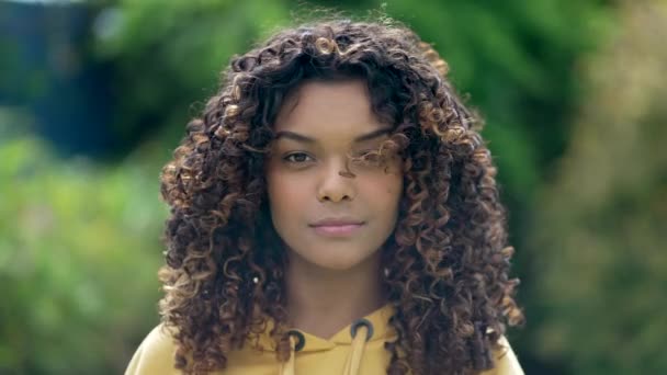 Portrait Visage Gros Plan Une Jeune Femme Noire Brésilienne Aux — Video