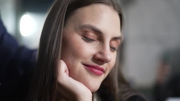 Portrait Une Jeune Femme Heureuse Souriant Caméra Gros Plan Fille — Video