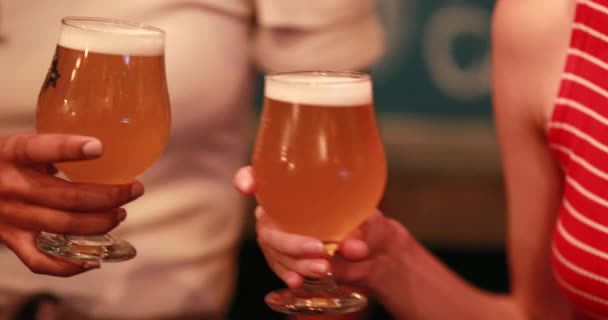 女性の手で2つの生ビールを — ストック動画
