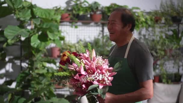 Happy Asian American Florist Giving Flower Arrangement Assistant Ready Online — Stockvideo
