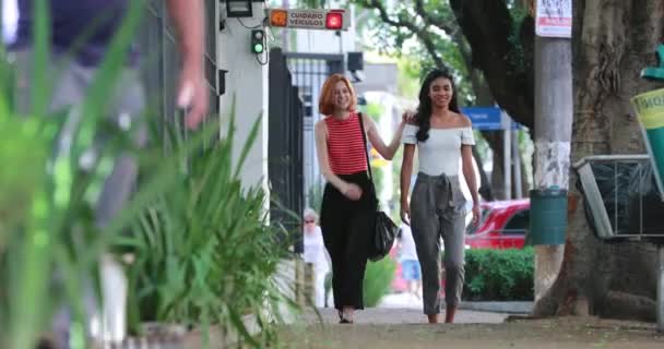 Amigos Sinceros Caminhando Juntos Calçada — Vídeo de Stock