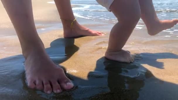 Nettes Baby Strand Entzückend Fröhliche Säuglingsfüße Und Zehen Die Wasser — Stockvideo