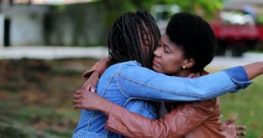 İki empatik sarılma. Afrikalı kadınlar merhametli kucaklaşır