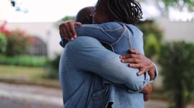 Siyah çift birbirini kucaklıyor. Afrikalı mutlu kucaklaşma