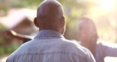 Afrikalılar sarılıyor, kadınlar partnerlerine sarılıyor ve sarılıyorlar.