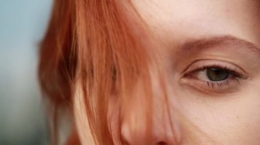Kameraya bakan yeşil gözlü güzel kızıl saçlı genç kadının portresi..