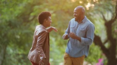 Dışarıda dans eden mutlu siyah çift. Afrikalılar dans ederek kutluyor