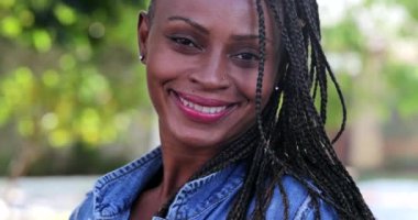 Kendinden emin Afrikalı kadın gülümsüyor, portresi siyah.