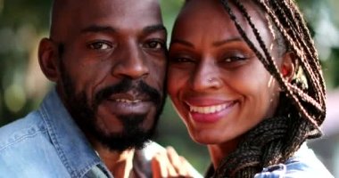 Yanak yanağa gülümseyen Afrikalı çift portresi