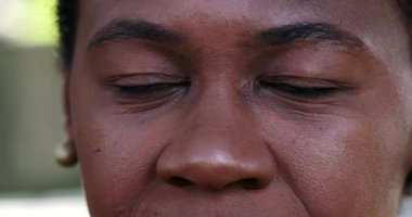 Siyahi Afrikalı kadın meditasyon ve tefekkür için gözlerini kapatıyor.
