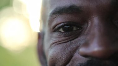 Afrikalı erkek gözleri kameraya bakıyor, orta yaşlı portre insanı.