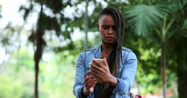 Afrikalı kadın cep telefonu mesajına şok ve şaşkınlıkla tepki veriyor