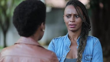 Kadın kendi kendine gülüyor, gerçek hayatta gülüyor ve gülümsüyor.